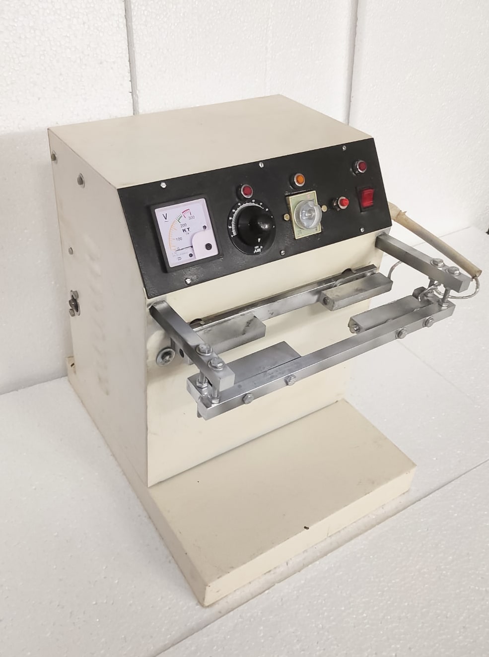 Semi Automatic Tube Sealing Machine